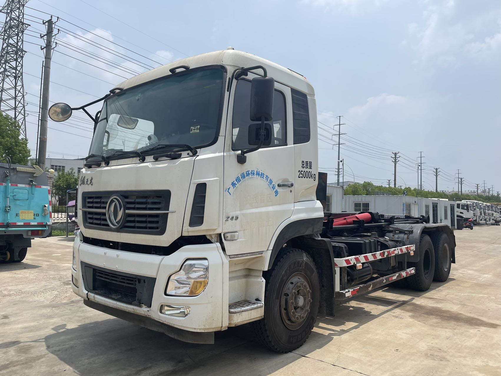 天龍后八輪勾臂(同款2臺) 2??年份：2019年5月 3??發動機：康機245馬力，國五 4??底盤配置：東風天龍底盤，5700軸距，7檔變速箱，1100鋼絲