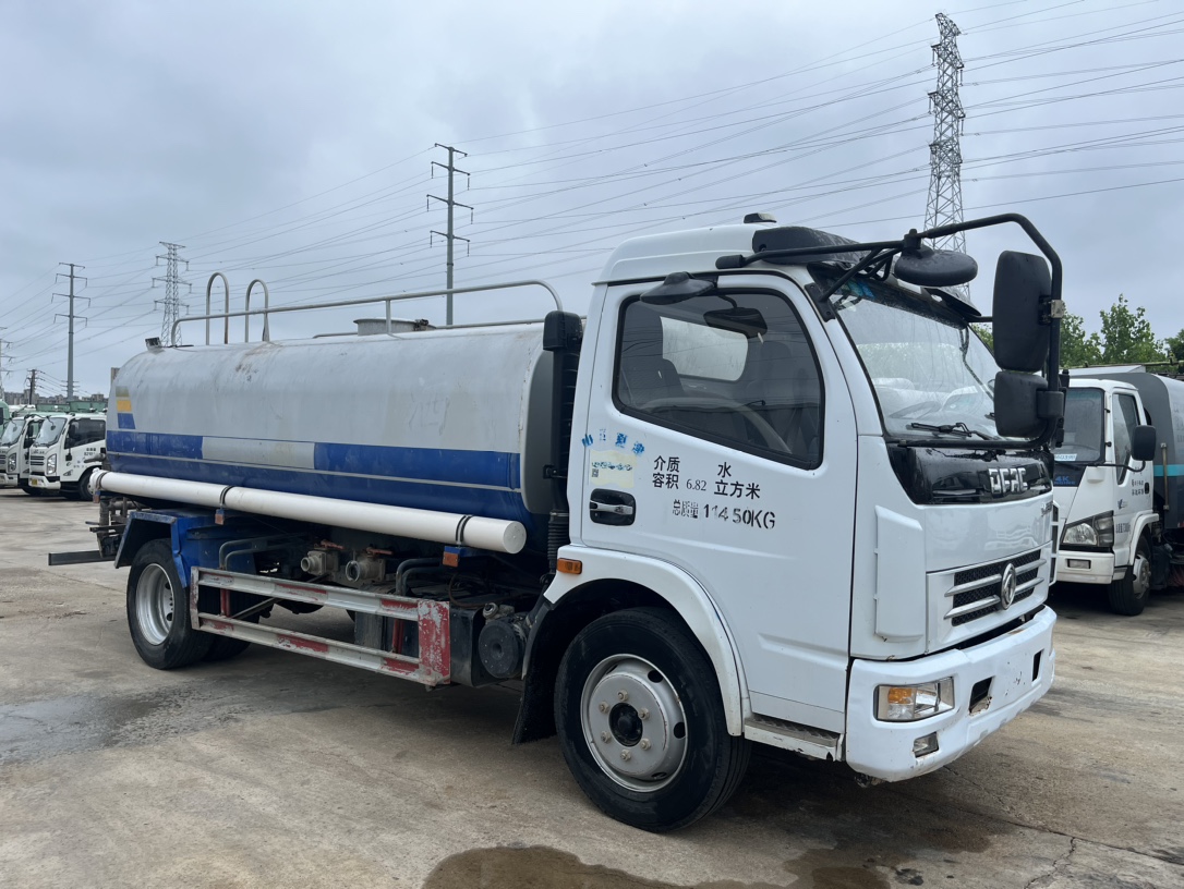 二手10方灑水車 2??年份：2020年5月 3??發動機：朝柴156馬力，國五 4??底盤配置：東風多利卡底盤，3800軸距，245真空胎，六檔變速箱，備胎未