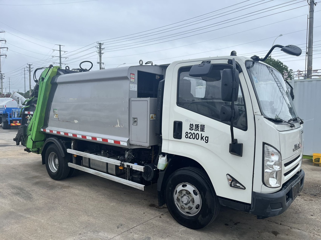 二手國六中聯6方壓縮垃圾車 2??年份：2021年5月 3??發動機：江鈴152馬力，國六 4??底盤配置：江鈴凱運底盤，3360軸距，750鋼絲胎，五檔變速箱