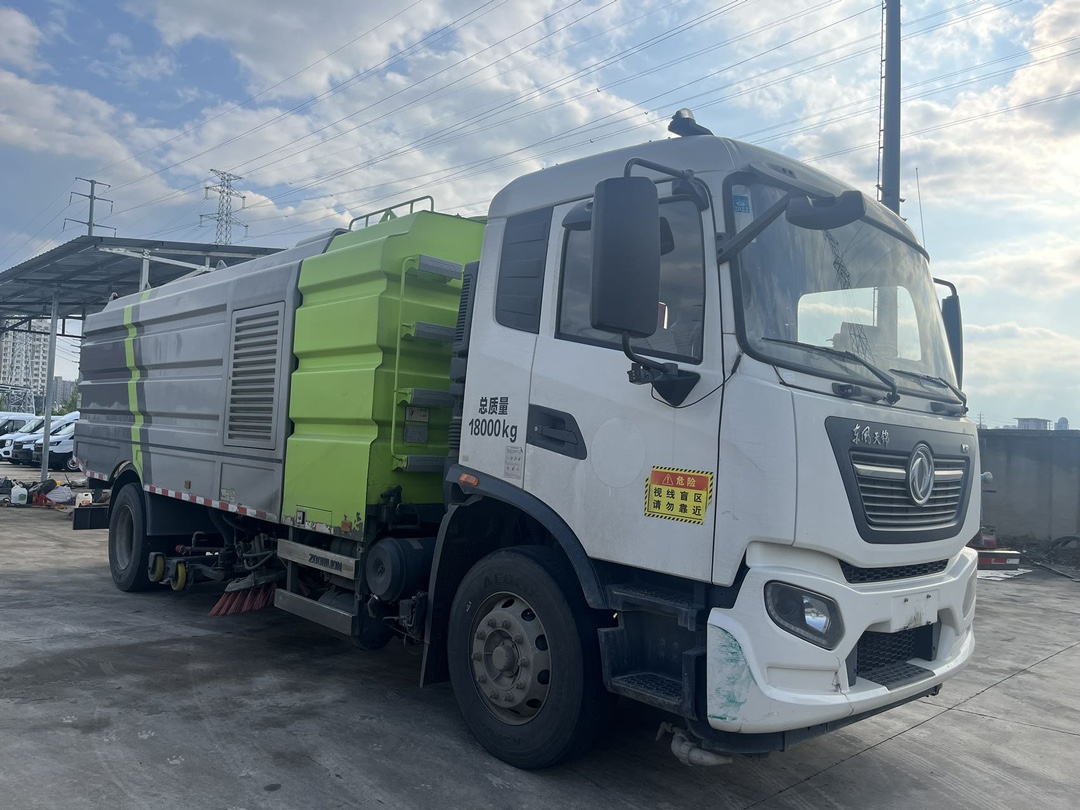 二手中聯16方洗掃車 2??年份：2021年5月 3??發動機：康機230馬力，國六 3??底盤配置：東風天錦底盤，六檔變速箱，5300軸距，275真空胎 4?