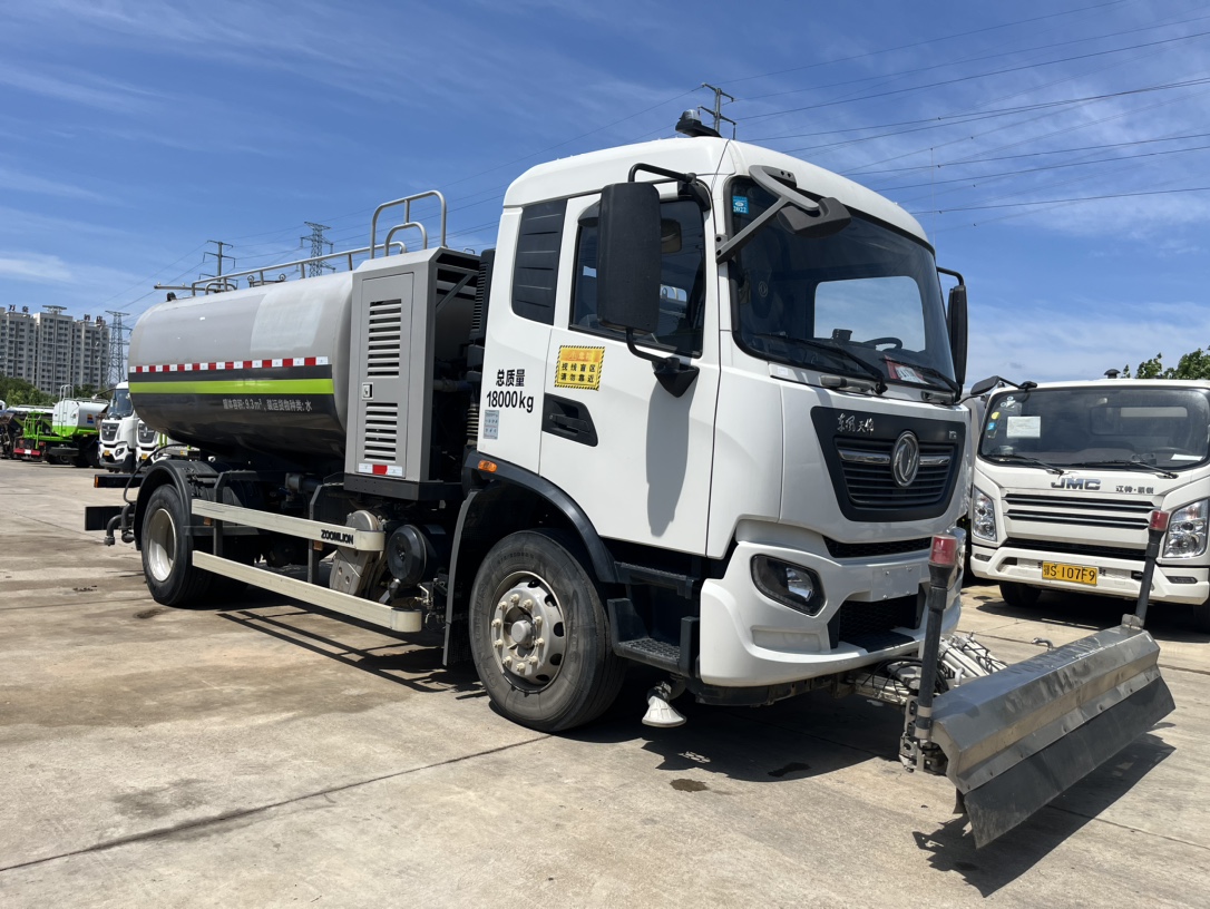 二手國六東風天錦清洗車 2??年份：2021年5月 3??發動機：康機230馬力，國六 4??底盤配置：東風天錦底盤，六檔變速箱，4500軸距，275真空胎，