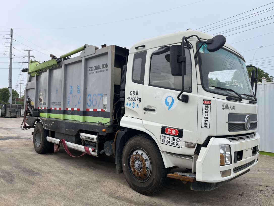 二手中聯無泄露式壓縮垃圾車 2??年份：2018年1月 3??發動機：康機210馬力，國五 4??底盤配置：東風天錦底盤，4500軸距，1000鋼絲胎，六檔變速