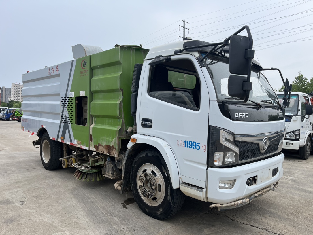 二手國六8方洗掃 2??年份：2021年4月 3??發動機：云內150馬力，國六 4??底盤配置：東風福瑞卡底盤，3800軸距，825鋼絲胎，六檔變速箱。 5?